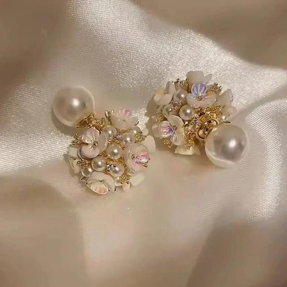 Anthropologie Jewelry - Perla White Shell Flower Stud Earrings